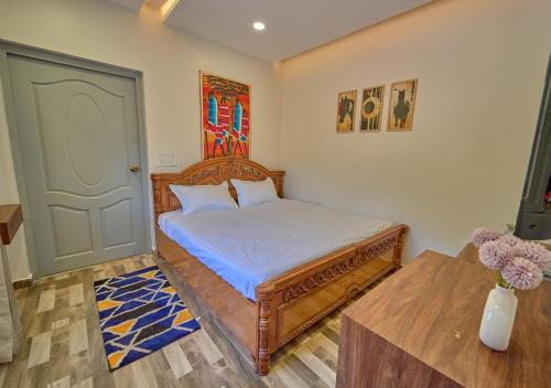 Cama o camas de una habitación en Vihani's Western Clouds Ooty by VOYE HOMES