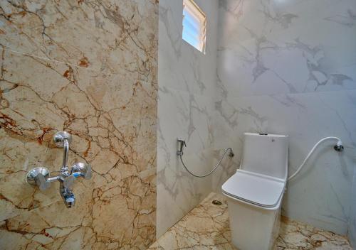 Un baño de Vihani's Western Clouds Ooty by VOYE HOMES