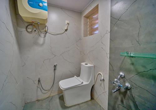 Un baño de Vihani's Western Clouds Ooty by VOYE HOMES