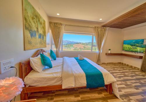 Cama o camas de una habitación en Vihani's Western Clouds Ooty by VOYE HOMES