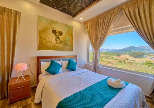 Cama o camas de una habitación en Vihani's Western Clouds Ooty by VOYE HOMES