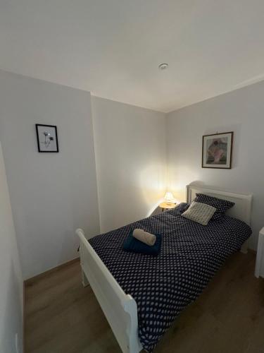 a bedroom with a black and white bed in a room at La Villa Louana 4 Appartement neuf et moderne tout confort in Aubusson