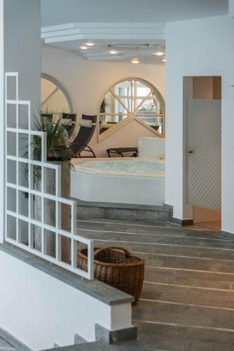 a bedroom with a mattress in a room at Ferien & Wellnesshotel Windschar in Brunico