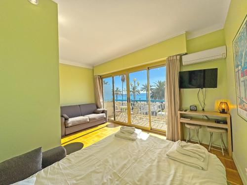 Кровать или кровати в номере PROMENADE HOLIDAY - SUFFREN BEACH