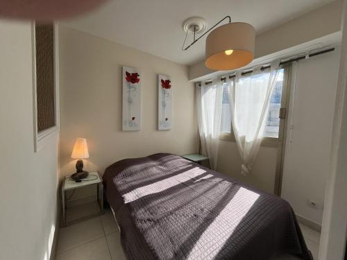 une chambre avec un lit et une fenêtre dans l'établissement Magnifique T2, proche gare TGV, proche plage de sa, à Saint-Raphaël
