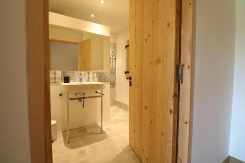 une salle de bain avec un lavabo et un miroir dans l'établissement Mas spacieux Les Agasses calme - Isle sur sorgue, à LʼIsle-sur-la-Sorgue