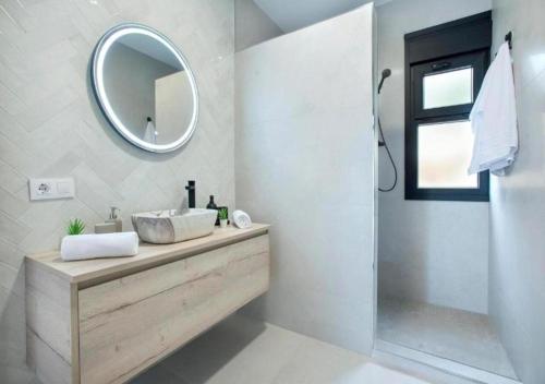 un baño con lavabo y espejo en Villa 90 by Villamya, en El Gastor