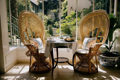 a table and two chairs with a table and a table at Hôtel de Toiras in Saint-Martin-de-Ré