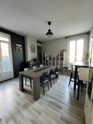 une salle à manger avec une table et des chaises dans l'établissement Grand appartement avec terrasse centre ville Arles, à Arles