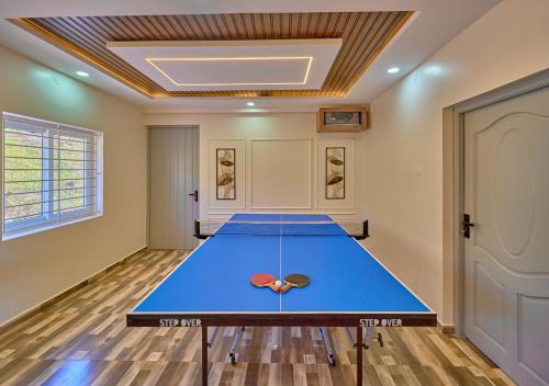 Instalaciones para jugar al ping pong en Vihani's Western Clouds Ooty by VOYE HOMES o alrededores