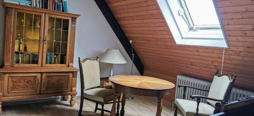 une salle à manger avec une table et une armoire dans l'établissement Gemütliches Ferienreihenhaus mit Holzkamin im Schwarzwald, à Bernau im Schwarzwald