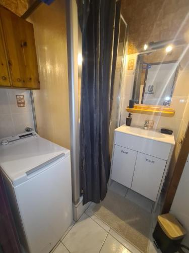 une petite cuisine avec un évier et un réfrigérateur dans l'établissement Les soleillades - Joli appartement avec piscine, à Palavas-les-Flots