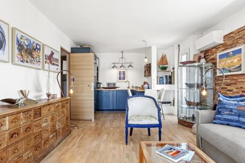 un salon avec un canapé et une table dans l'établissement Centre-ville-Proche des plages-Wifi-Clim, à Saint-Raphaël