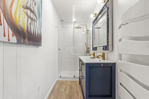 une salle de bain avec un lavabo et un miroir dans l'établissement Centre-ville-Proche des plages-Wifi-Clim, à Saint-Raphaël