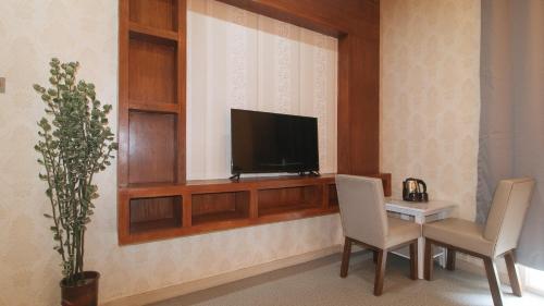 RedDoorz Premium at Regency Sunset Hotelにあるテレビまたはエンターテインメントセンター