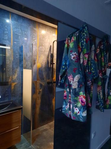 - un peignoir suspendu à une porte dans la cuisine dans l'établissement Nuit Express à Love Suite L'Origin'El d'Ornans, à Ornans