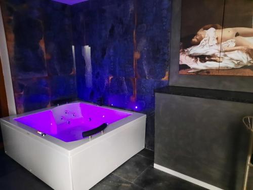 Imagen de la galería de Nuit Express à Love Suite L'Origin'El d'Ornans, en Ornans