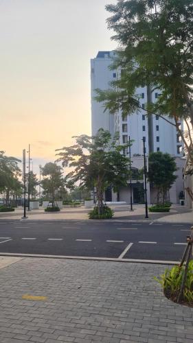 an empty city street with a tall white building at Swanbay Heaven in Nhơn Trạch