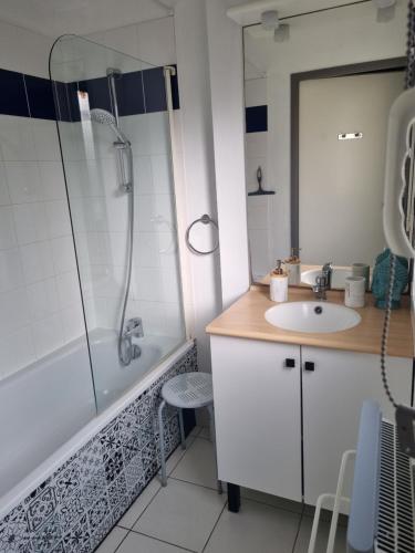 Ένα μπάνιο στο Appartement T3 Goélia