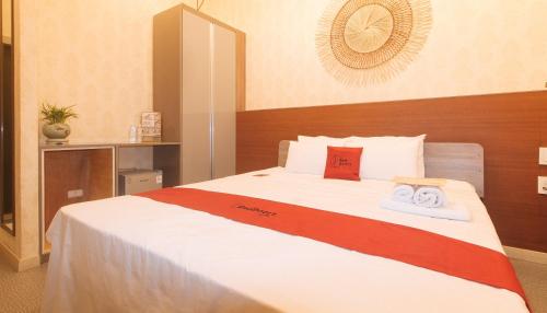 RedDoorz Premium at Regency Sunset Hotelにあるベッド