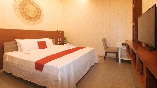 RedDoorz Premium at Regency Sunset Hotelにあるベッド