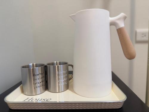 aounter with two coffee mugs and a roll of paper towels at Lin's House in Ch'ih-k'an-lou