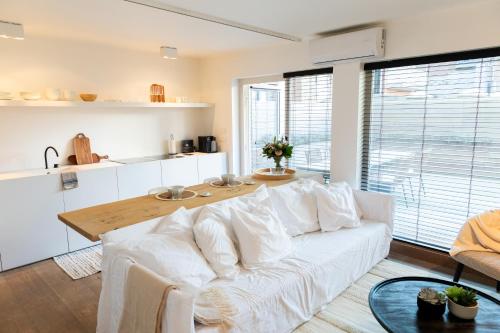 Fotografie z fotogalerie ubytování Malou's Cosy Getaway - beautiful 30m terrace - central location - 5' min walk to beach - free parking v destinaci Knokke-Heist