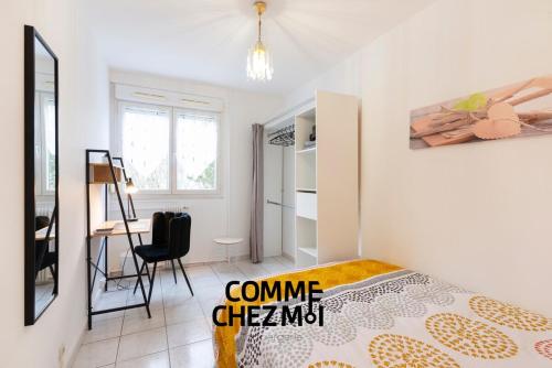 une chambre avec un lit et un bureau dans une pièce dans l'établissement Appartement 6 personnes avec parking - Le Londres Vandoeuvre-lès-nancy, à Vandœuvre-lès-Nancy
