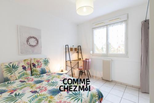 a living room with a couch and a bed at Appartement 6 personnes avec parking - Le Londres Vandoeuvre-lès-nancy in Vandoeuvre-lès-Nancy