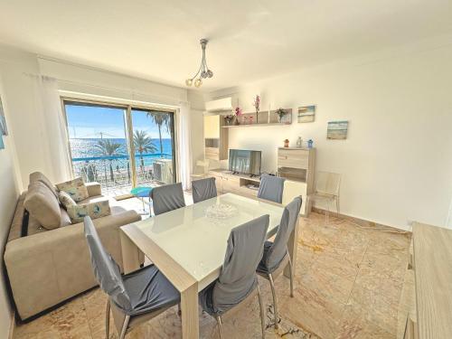 un salon avec une table et des chaises et une cuisine dans l'établissement SUFFREN PROMENADE - PROMENADE HOLIDAY, à Nice