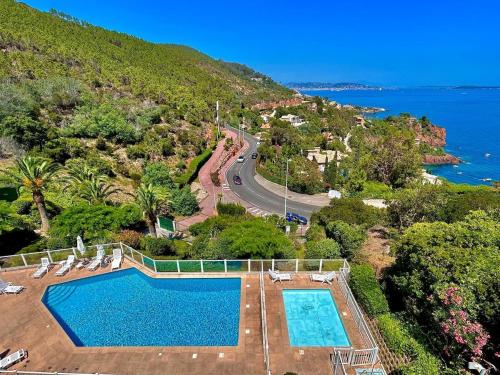 - une vue aérienne sur une piscine à côté de l'océan dans l'établissement Appartement au cœur de l'Esterel, à Théoule-sur-Mer