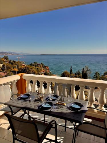 - une table sur un balcon avec vue sur l'océan dans l'établissement Appartement au cœur de l'Esterel, à Théoule-sur-Mer