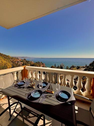 - une table sur un balcon avec vue sur l'océan dans l'établissement Appartement au cœur de l'Esterel, à Théoule-sur-Mer