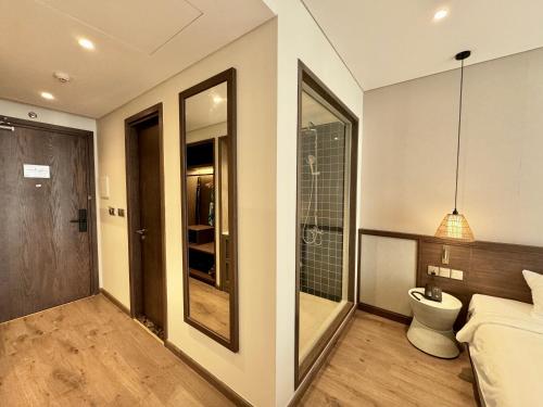 une chambre avec un lit et une salle de bain avec WC dans l'établissement CONDOTEL APEC Mũi Né, à Ấp Thiẹn Ái