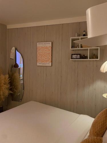 En eller flere senge i et værelse på Hómeur Homestay