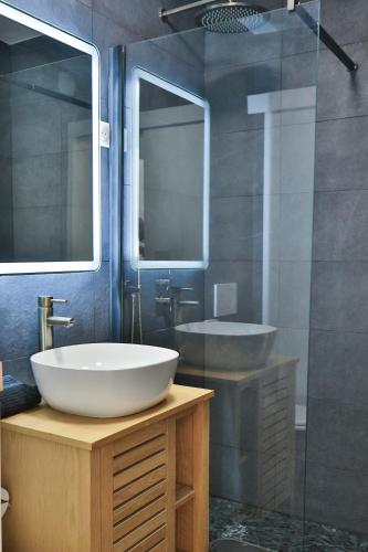 une salle de bain avec un lavabo et une douche en verre dans l'établissement Spacieux T2 avec grande terrasse à 200m de la plage, à Cannes