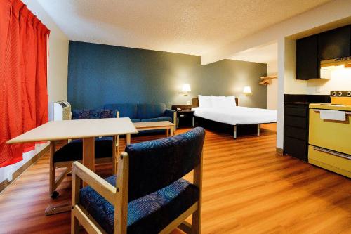 Katil atau katil-katil dalam bilik di OYO Hotel Hermiston OR, Downtown