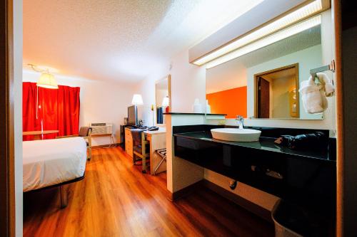 Katil atau katil-katil dalam bilik di OYO Hotel Hermiston OR, Downtown