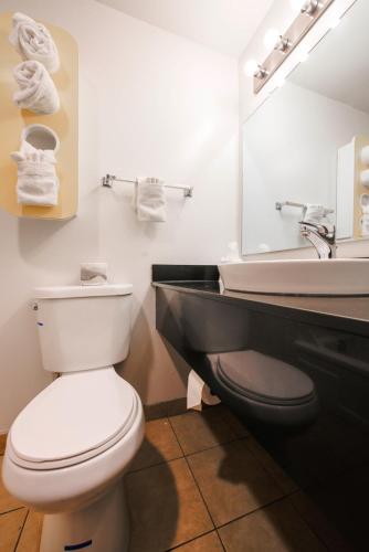 Bilik mandi di OYO Hotel Hermiston OR, Downtown