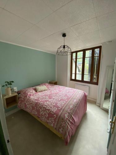- une chambre avec un lit rose et une fenêtre dans l'établissement Appartement à la montagne, à Moutiers
