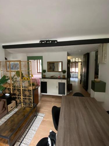 un salon avec une table et une cuisine dans l'établissement Appartement à la montagne, à Moutiers