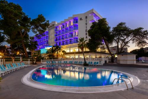 a hotel with a large pool in front of a building at Hotel Vibra Riviera in San Antonio Bay