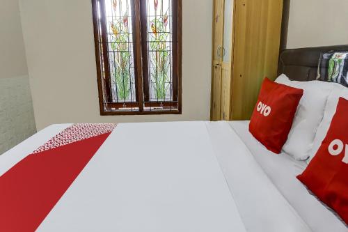 Cama o camas de una habitación en OYO 91137 Griya Cipu Syariah Guest House