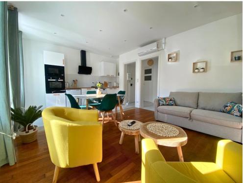 un salon avec un canapé et une table dans l'établissement Vivez le confort moderne pour 4 personnes, à Châlons-en-Champagne