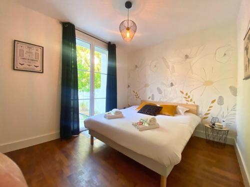 a bedroom with a bed and a large window at Vivez le confort moderne pour 4 personnes in Châlons-en-Champagne