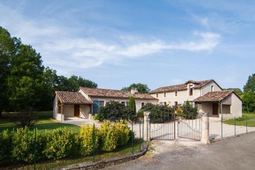CaylusにあるDu Levant au Couchant - 2 gîtes mitoyens à Caylus - Piscine - Jardin - 5 chambres - 12 personnes - 5 minutes du village médiévalの庭前門付家