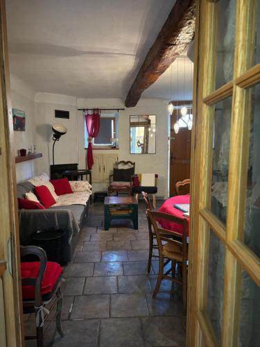 un salon avec un canapé et une table dans l'établissement village house, à Villeneuve-Loubet