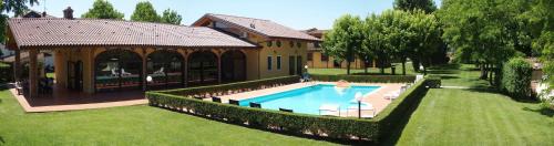 een huis met een zwembad in een tuin bij Agriturismo Greppi in Crescentino