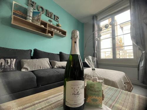 - une bouteille de vin assise sur une table dans le salon dans l'établissement Dans les hauteurs d'Amboise, à Amboise