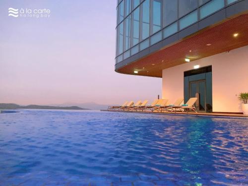 Bazén v ubytování Alacarte Hạ Long Bay Hotel nebo v jeho okolí